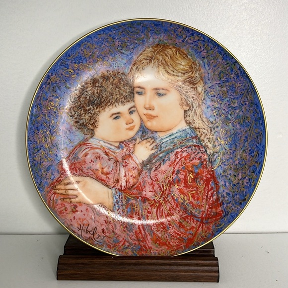 Vintage Edna Hibel Mother’s Day Collectible Plate “Erica and Jamie - Picture 7 of 7